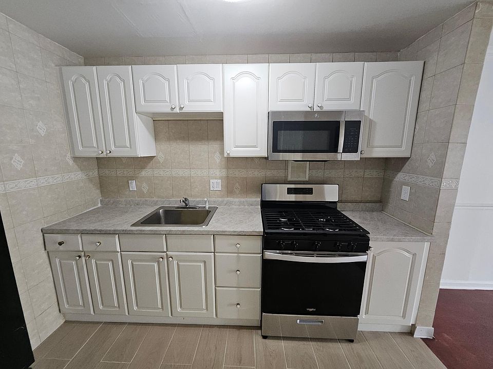 Updated Kitchen and Flooring and new SS Appliances