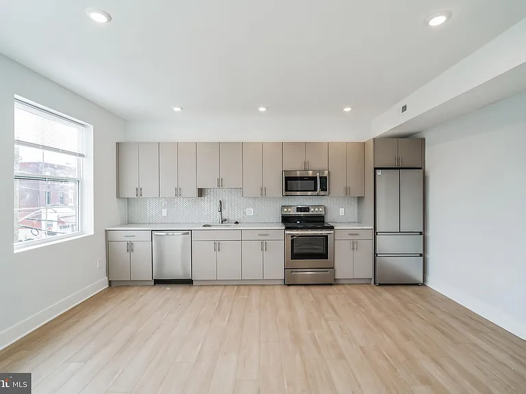 646 N 32nd St #4 — Photo 3