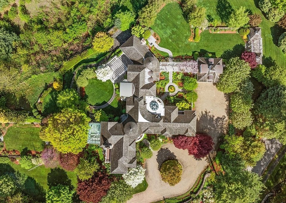 1st image of 10 Andrea Dr