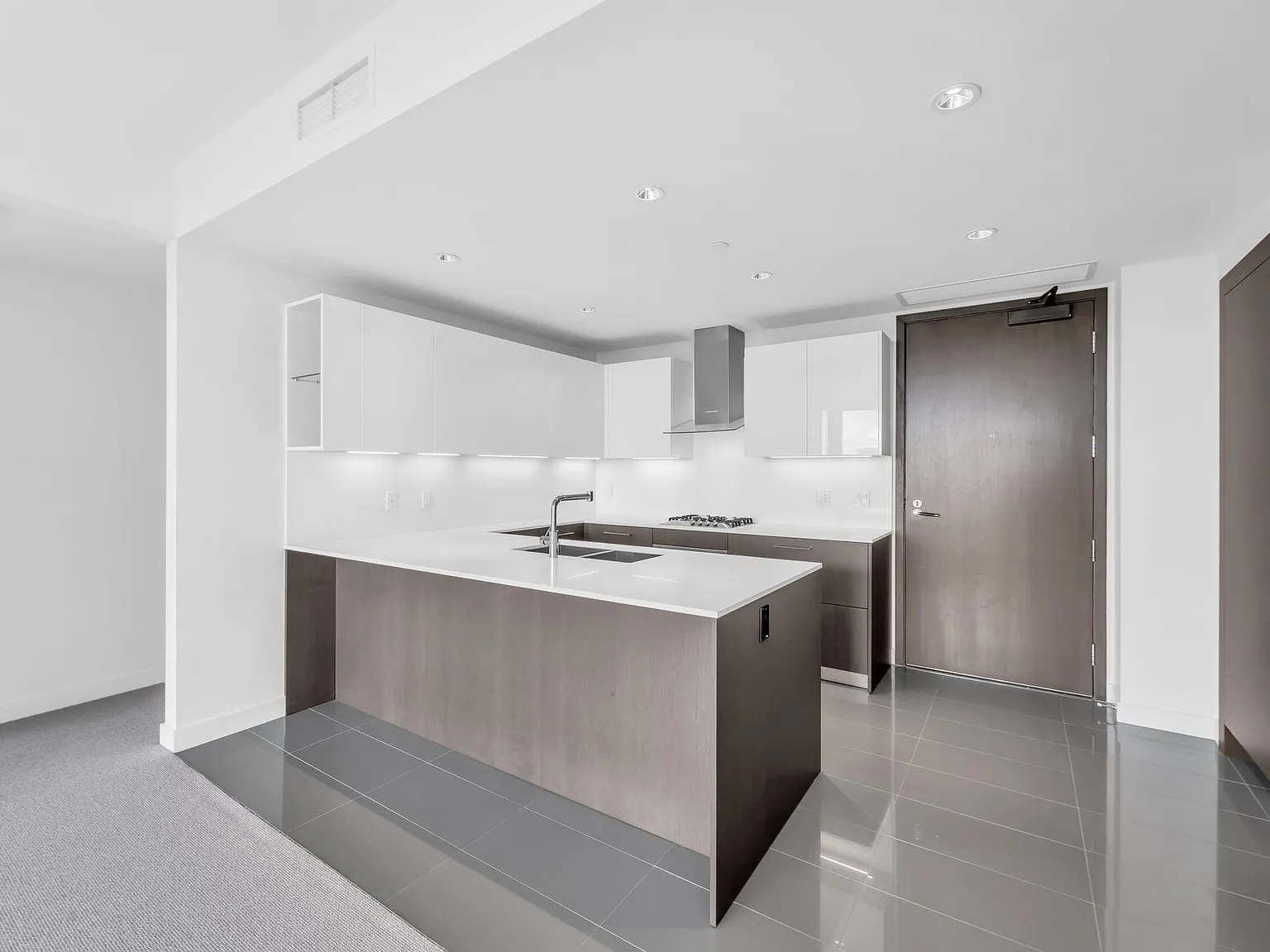 2 bed, 1009 sqft, $3,900 — Photo 2