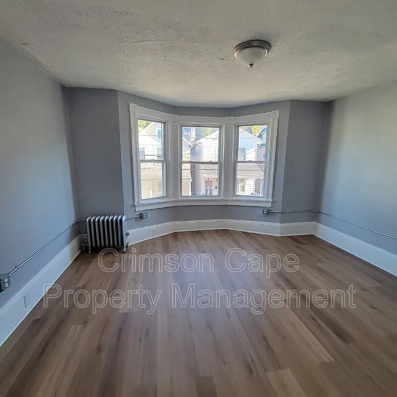 3 bed, 1.0 bath, 1100 sqft, $1,350 — Photo 1