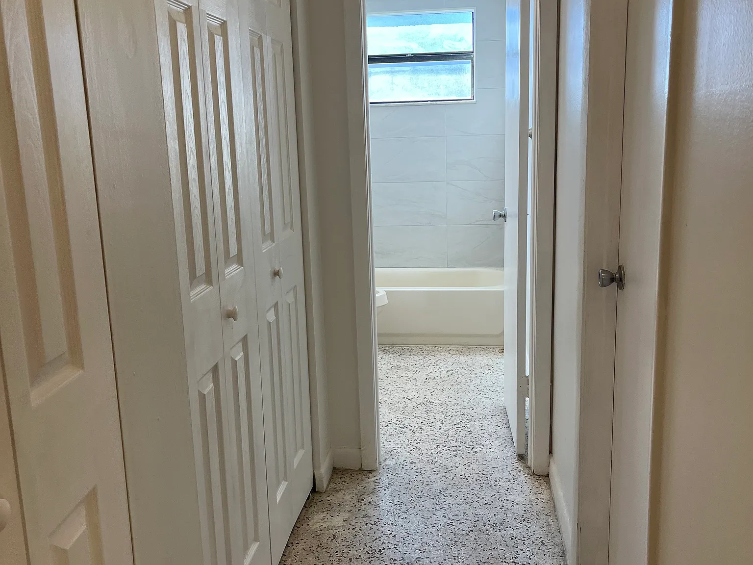 142 SW 18th Ave — Photo 3