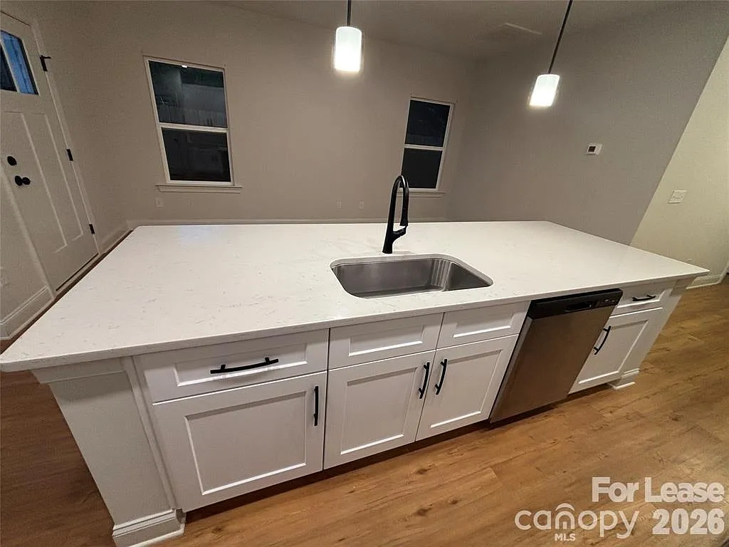 3 bed, 2.0 bath, 1212 sqft, $2,100 — Photo 4