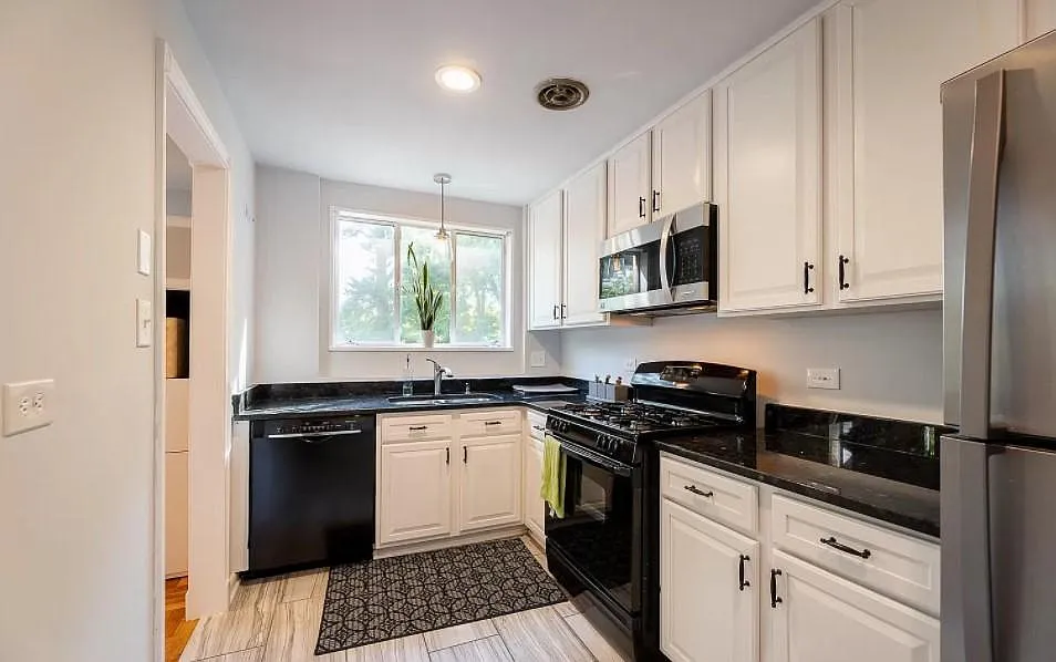 10505 Montrose Ave — Photo 3