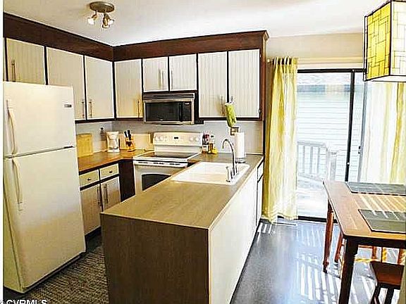 Kitchen w/ Eat-in Area