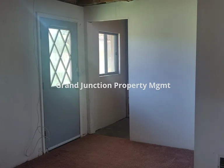 384 E Valley Cir #B — Photo 9