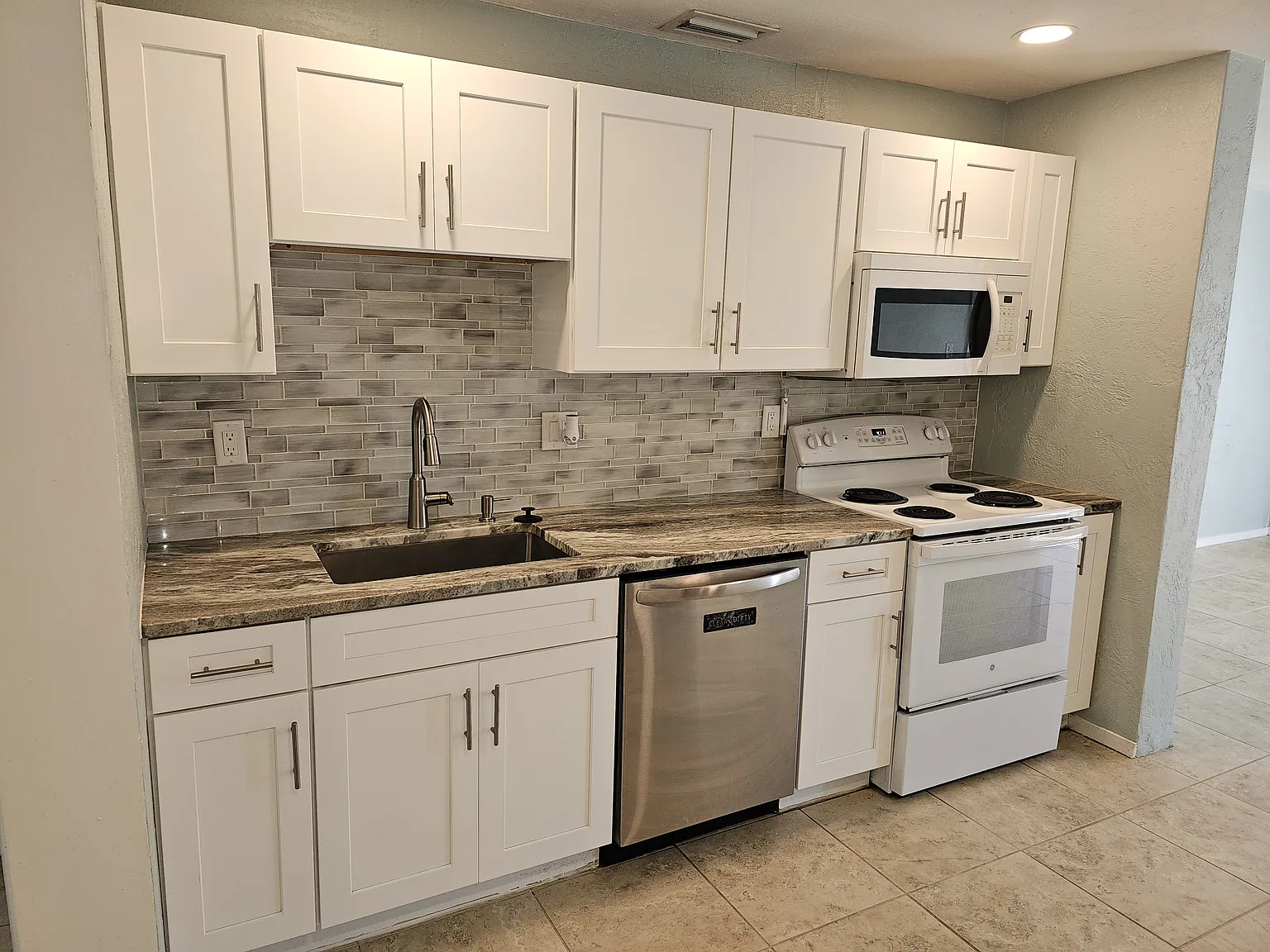 2 bed, 940 sqft, $2,200 — Photo 4
