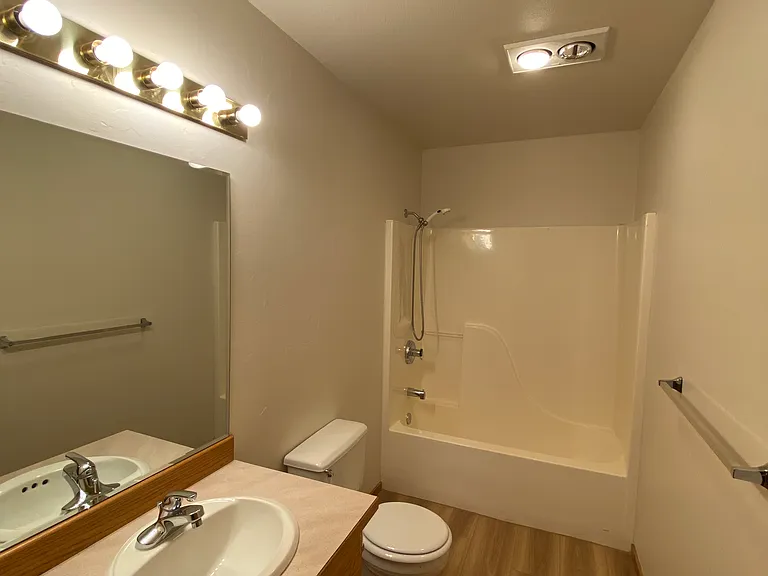 905 SE Stratford Ct — Photo 12