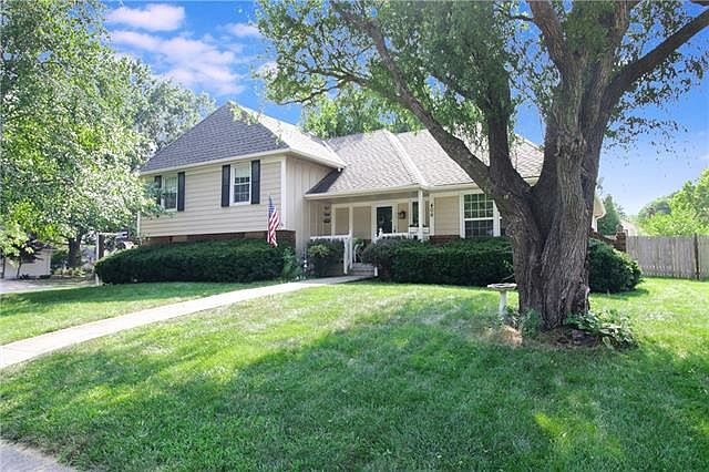 1st image of 406 SE Brentwood Dr