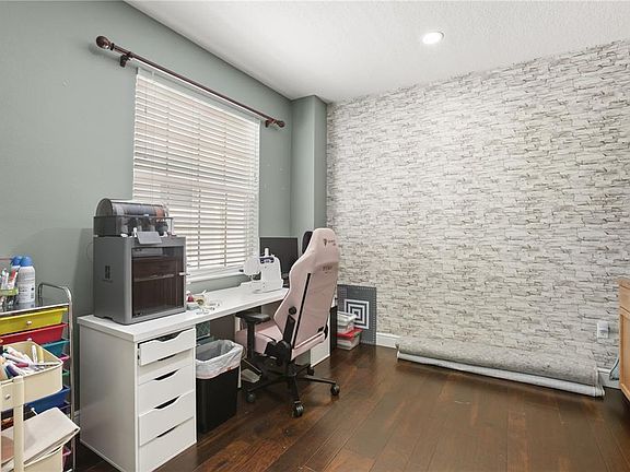 5th image of 932 Lost Grove Cir