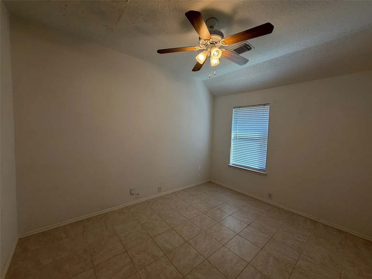 3 bed, 2.0 bath, 1698 sqft, $1,900 — Photo 3