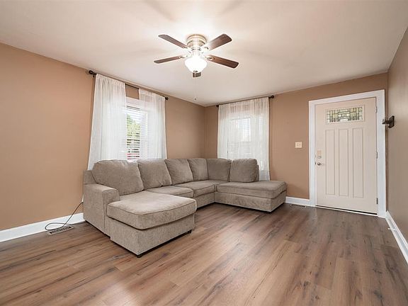 3rd image of 916 E 21st St