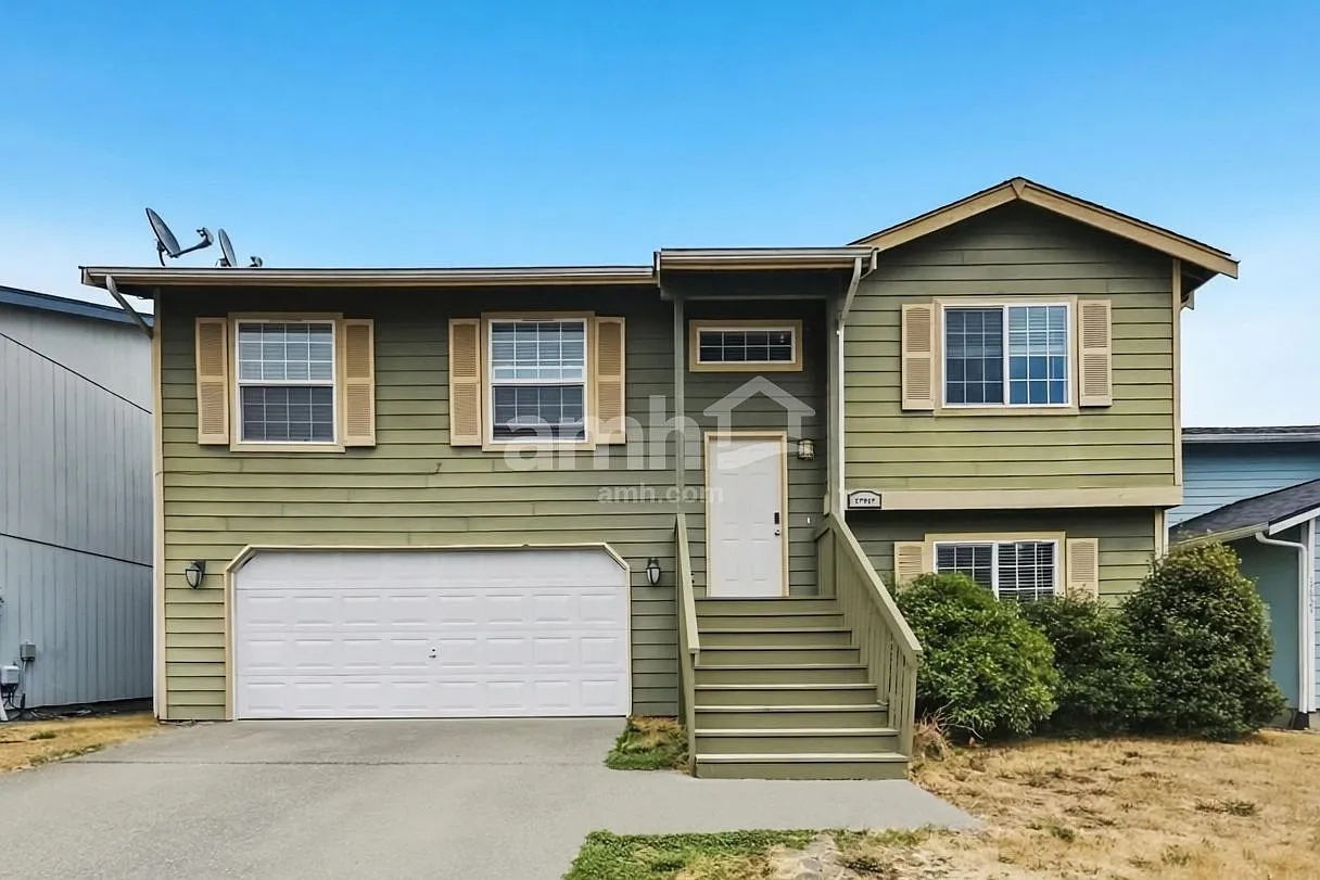 5 bed, 3.0 bath, 2418 sqft, $3,115 — Photo 1