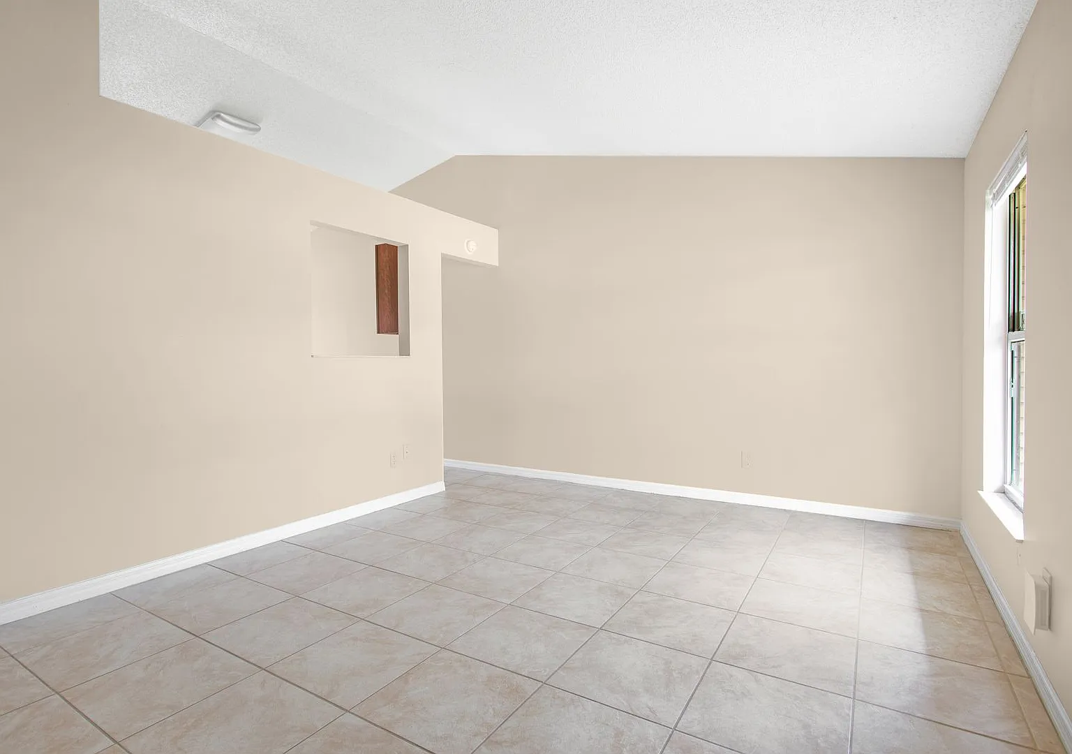 2 BR / 2 BA In University Hills — Photo 2