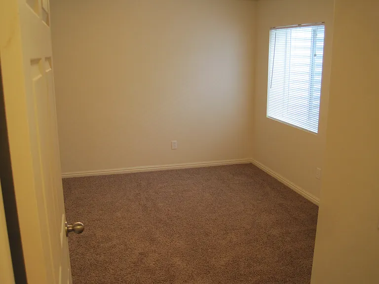 268 W Pioneer Cir — Photo 3