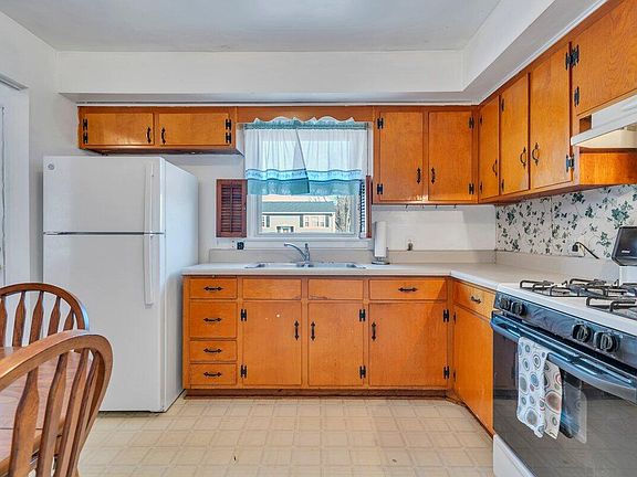 3rd image of 3858 Long Meadow Ave NW