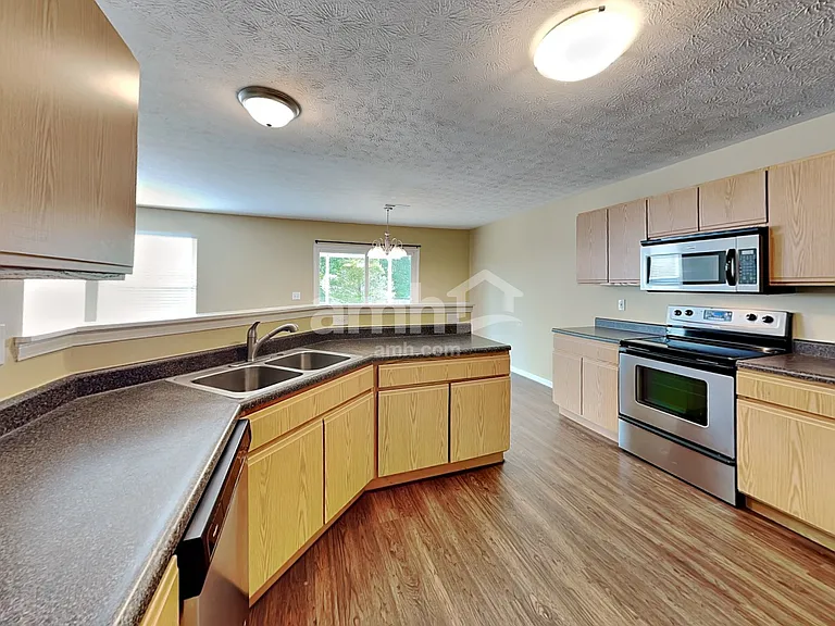 220 Hartford Ct — Photo 4