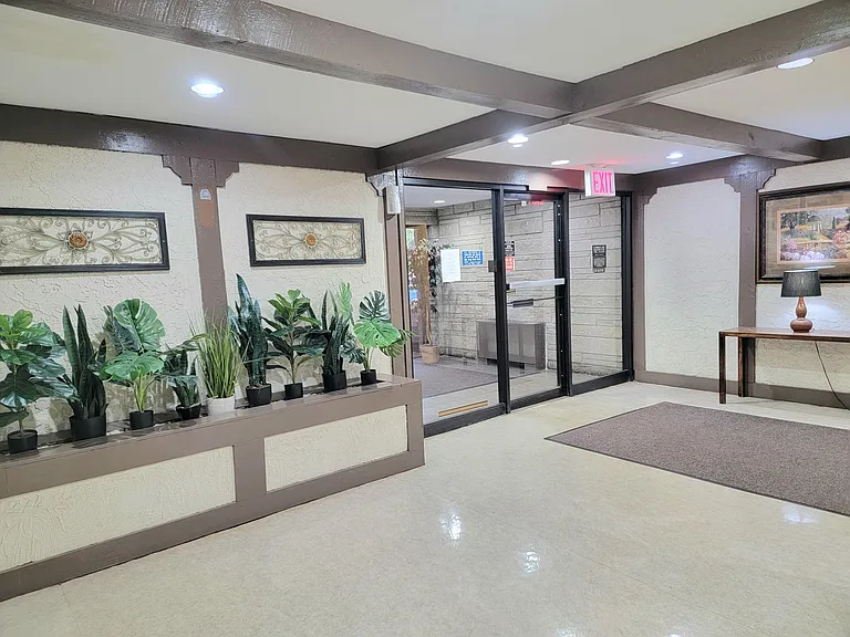 2 Elmwood Park Dr #322 — Photo 4