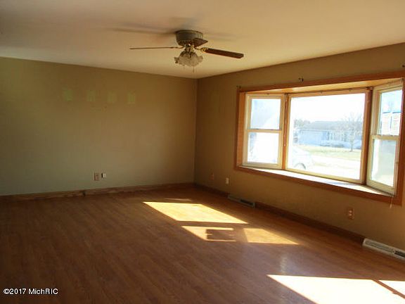 3rd image of 141 Humphrey Dr