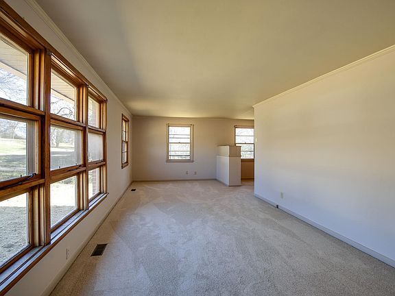 3rd image of 903 Fairoaks Dr
