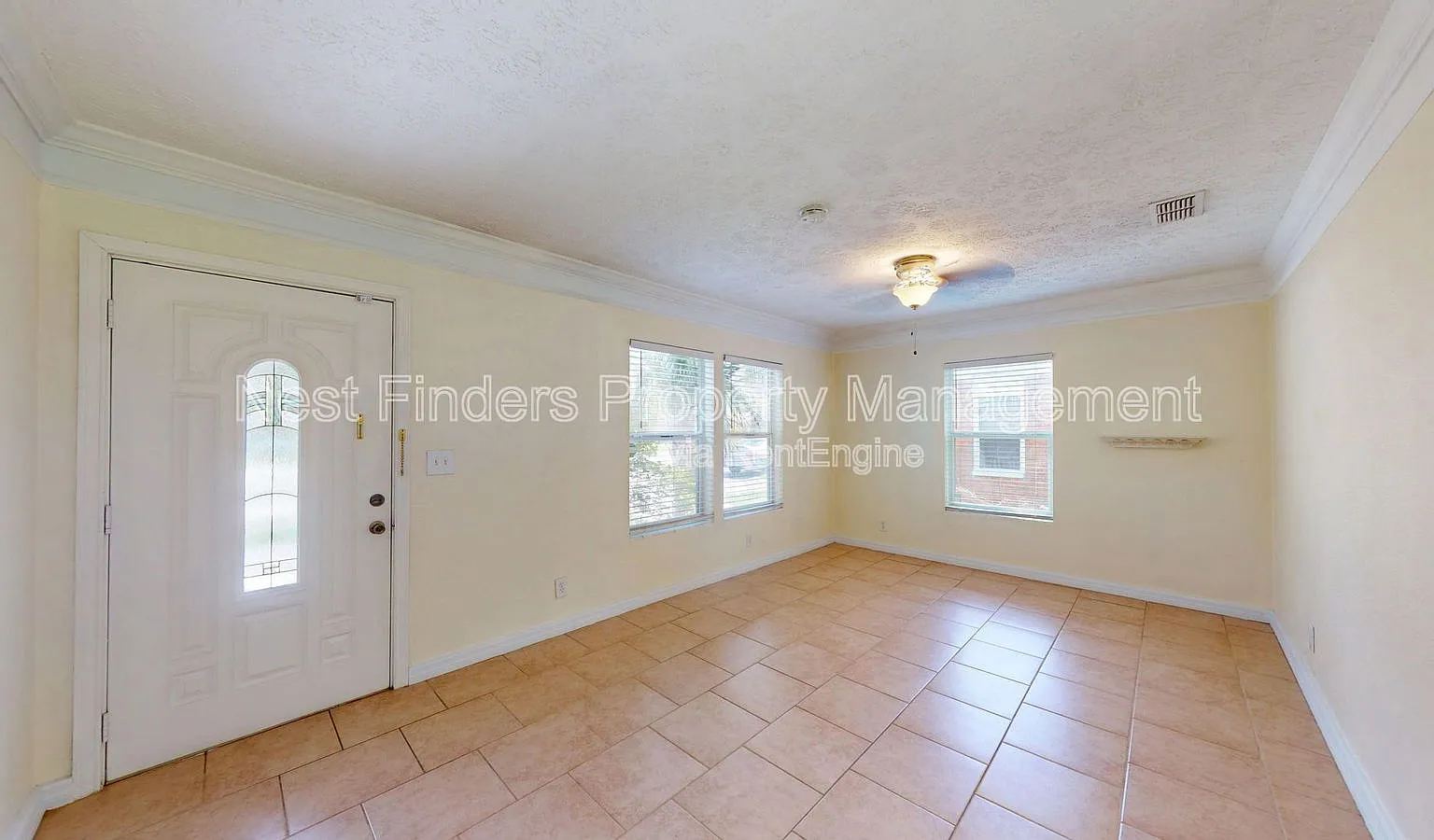 3 bed, 1.0 bath, 1039 sqft, $1,350 — Photo 4
