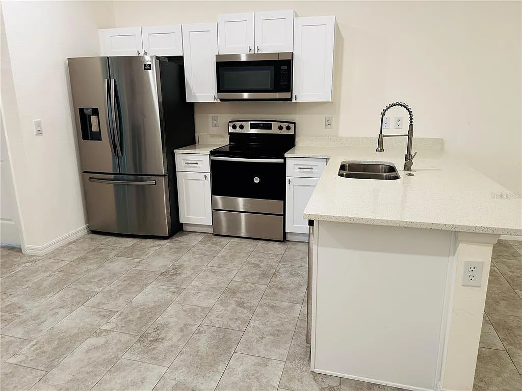 3 bed, 2.0 bath, 2461 sqft, $1,750 — Photo 4