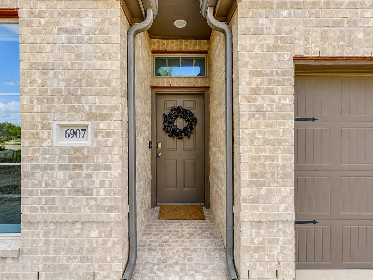 3 bed, 2.0 bath, 2069 sqft, $2,900 — Photo 3