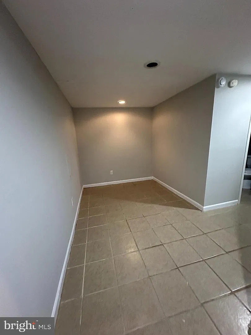 3 bed, 1032 sqft, $2,300 — Photo 1