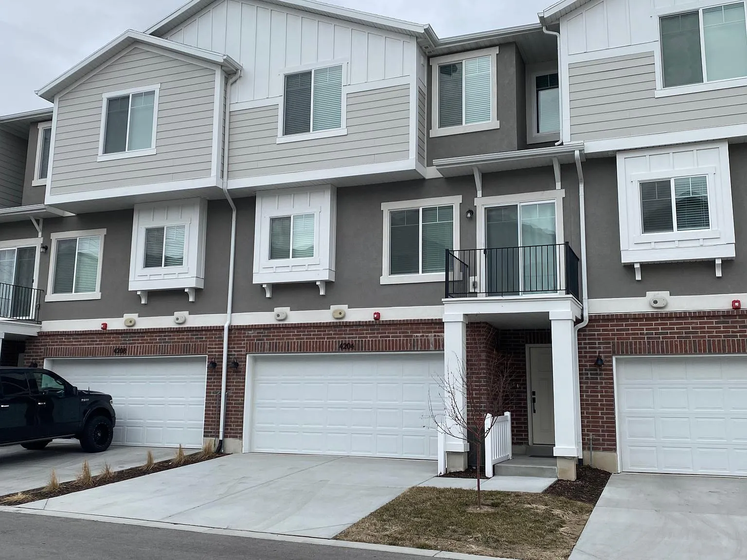3 bed, 2.5 bath, 1453 sqft, $2,200 — Photo 1