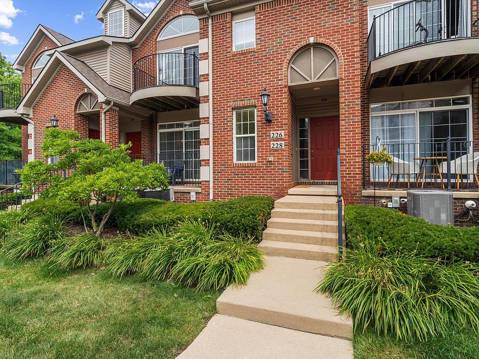 1st image of 228 W Oakbrook Dr