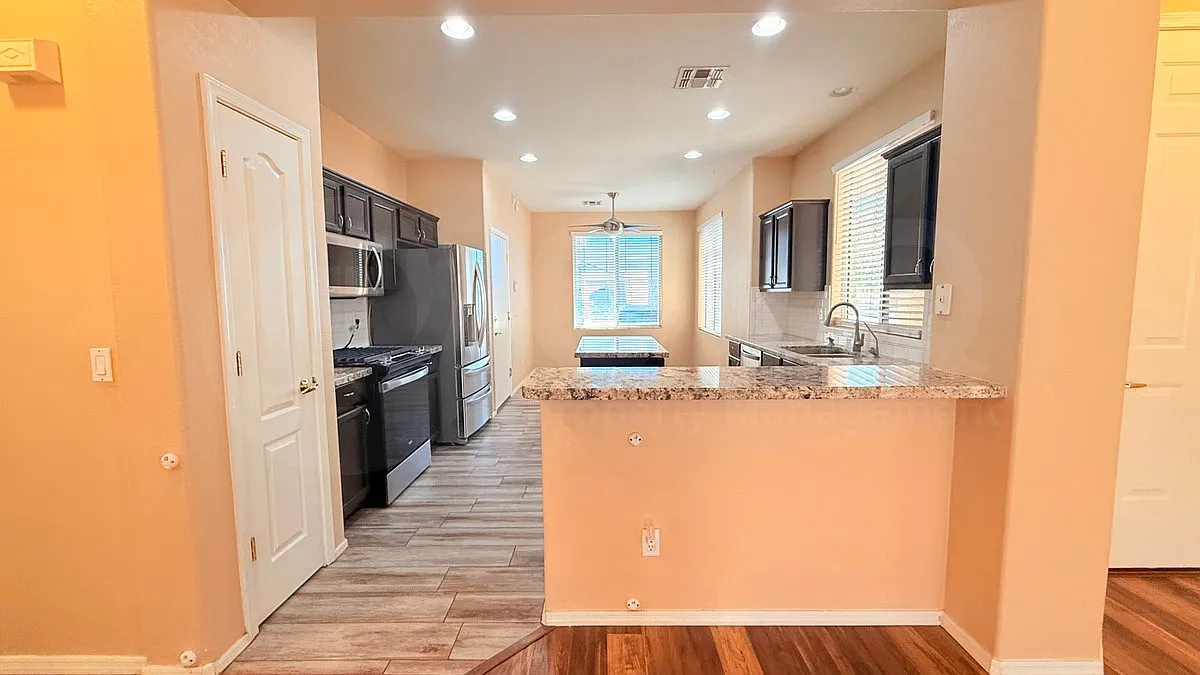 3 bed, 2.0 bath, 1457 sqft, $2,199 — Photo 3