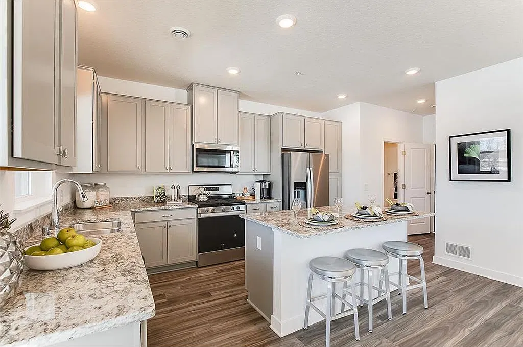 3 bed, 1894 sqft, $2,575 — Photo 3