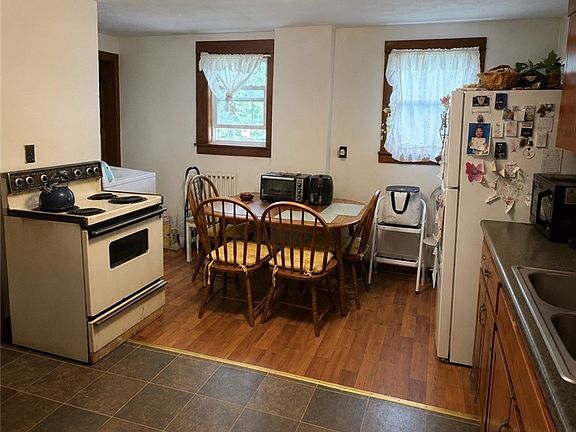 4th image of 840 E 2nd St