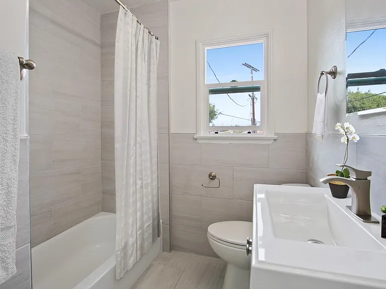 1101 Bay St #D — Photo 9