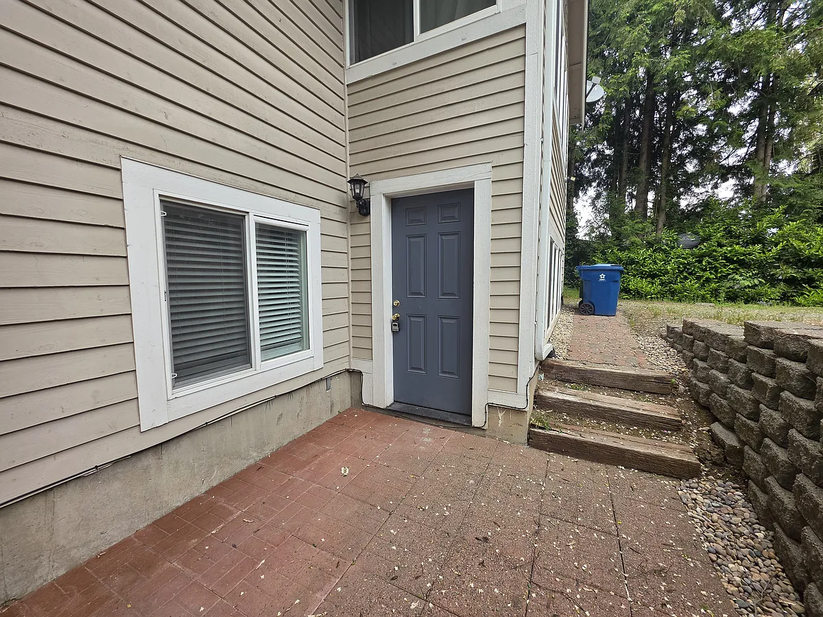 Building Photo - 2422 Meadow Ave N #B