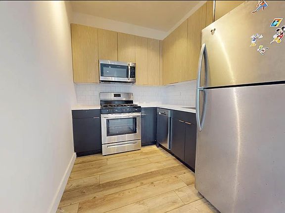 5th image of 2369 Hoffman St #2B
