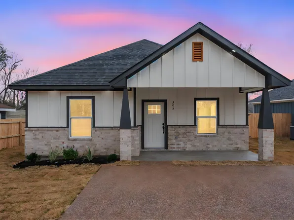 203 Lock Ln, Bryan, TX 77803