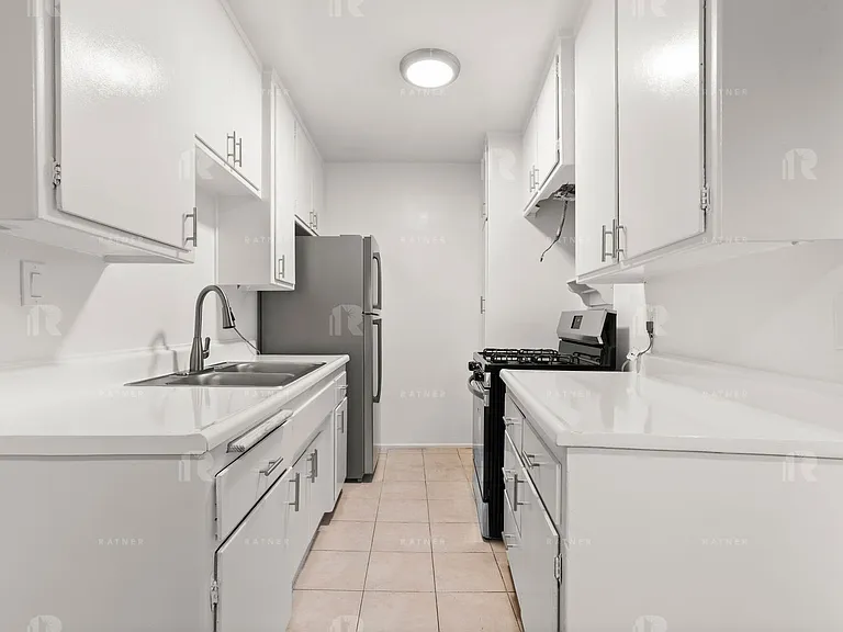 (Ar/Jo/Yo:B) 1411 N. Mansfield Avenue — Photo 4
