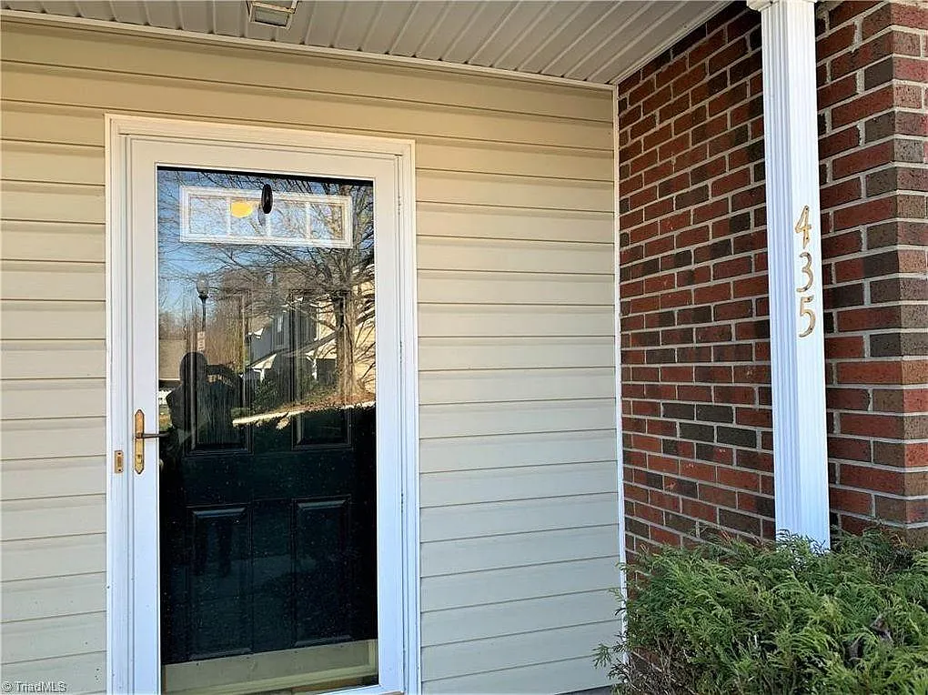2 bed, 2.5 bath, 1307 sqft, $1,600 — Photo 2