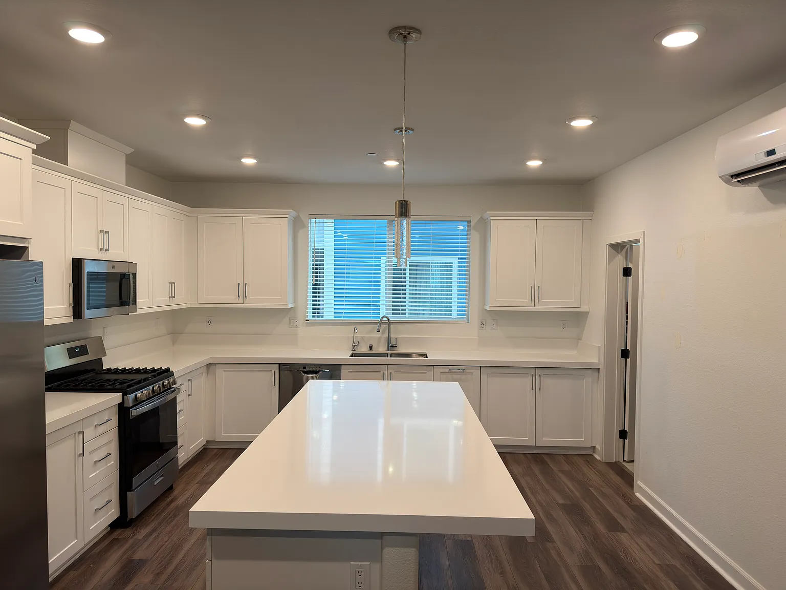 3 bed, 2245 sqft, $4,850 — Photo 4