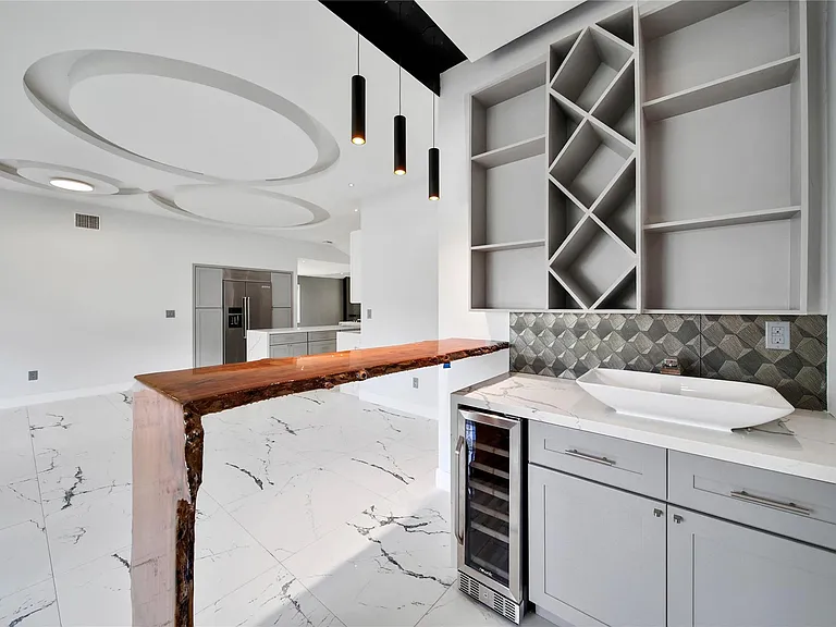 2206 Saxon Dr — Photo 19