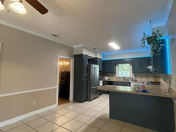 2nd image of 4901 Meadowood Cir