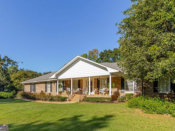 2nd image of 557 Green Rd