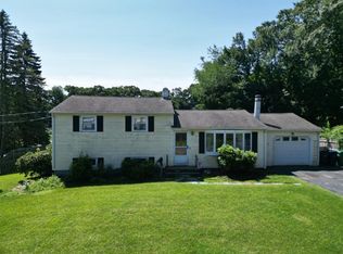 6 Saxony Dr, Warwick, RI 02886