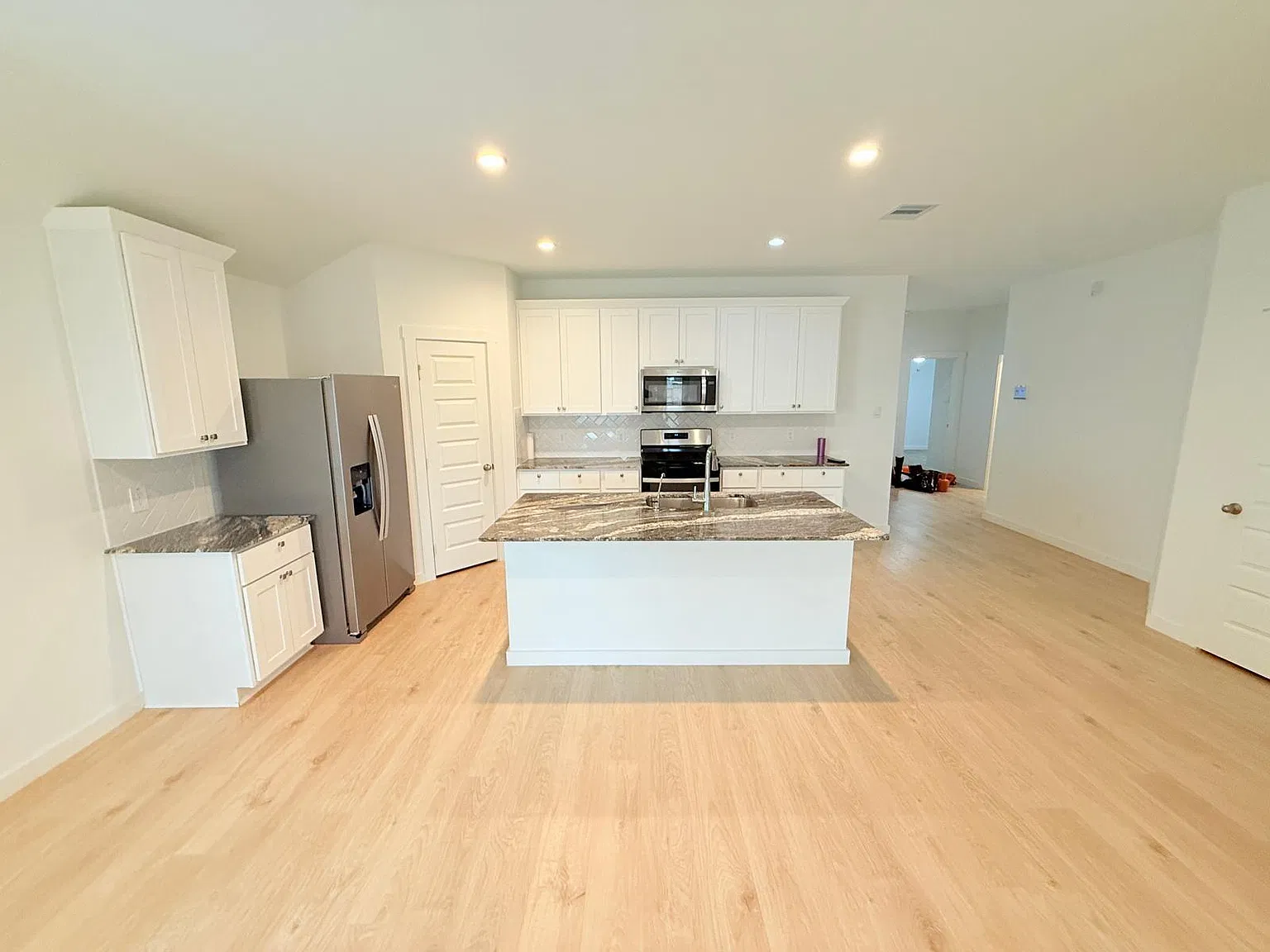 4 bed, 2.0 bath, 1807 sqft, $2,200 — Photo 3