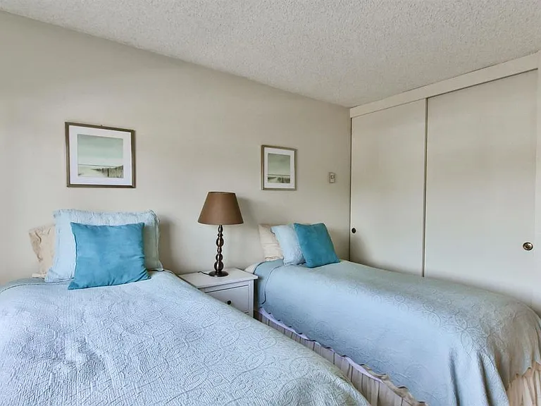 1068 Isabella Ave — Photo 23