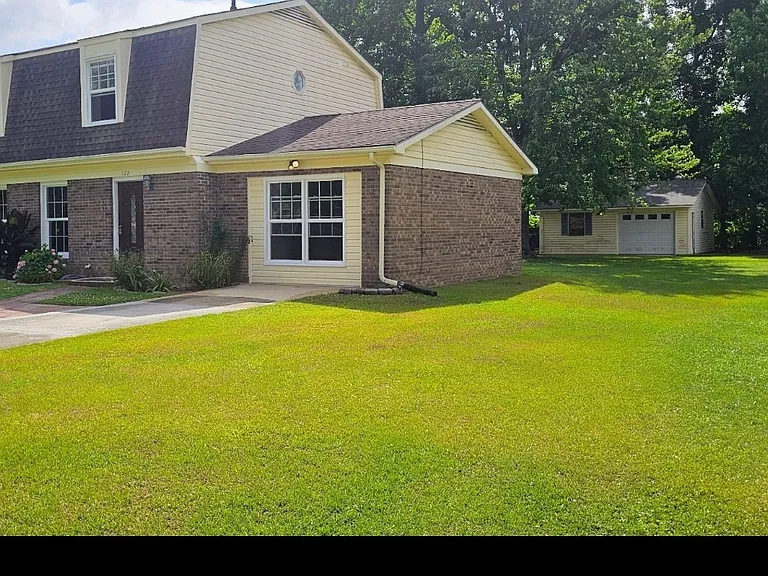 122 Daniels Ct — Photo 2