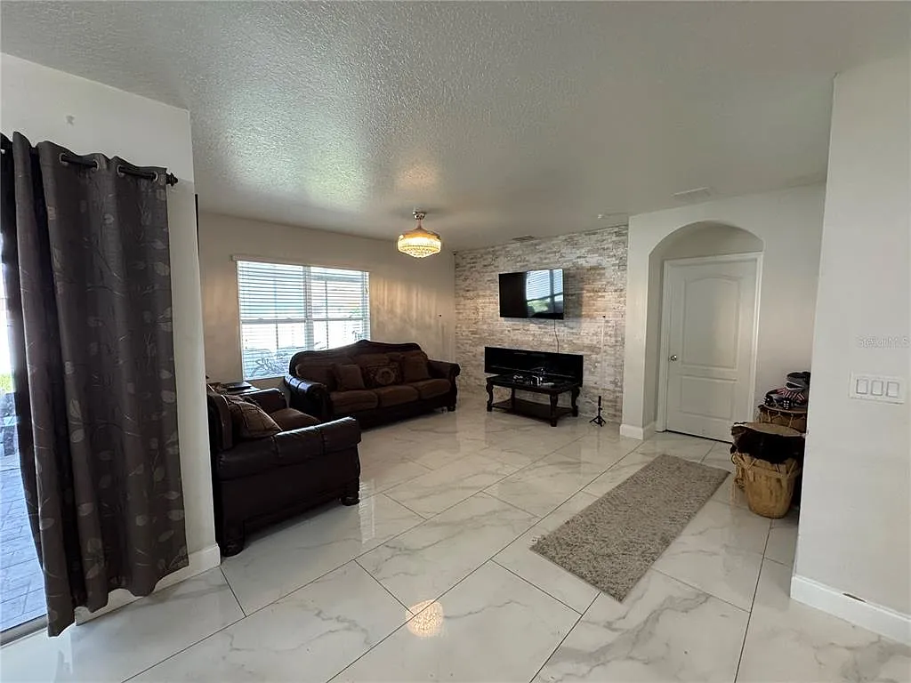4 bed, 2.0 bath, 1852 sqft, $2,150 — Photo 4