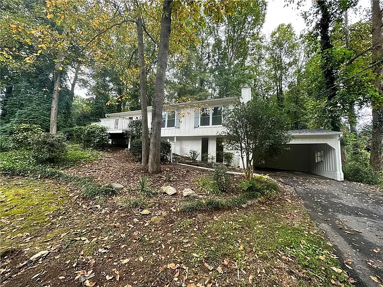 1231 Woodleigh Rd SW — Photo 5