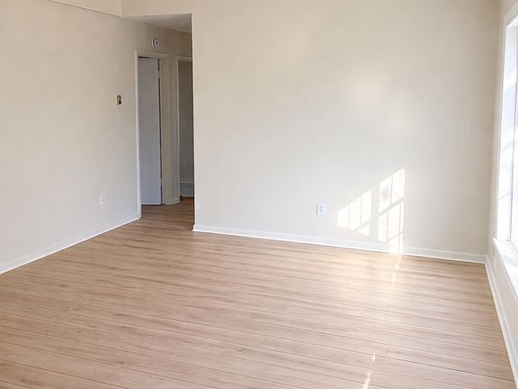 2nd image of 1927 Crawford Ave